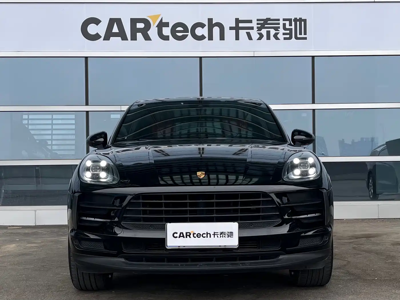 PORSCHE MACAN