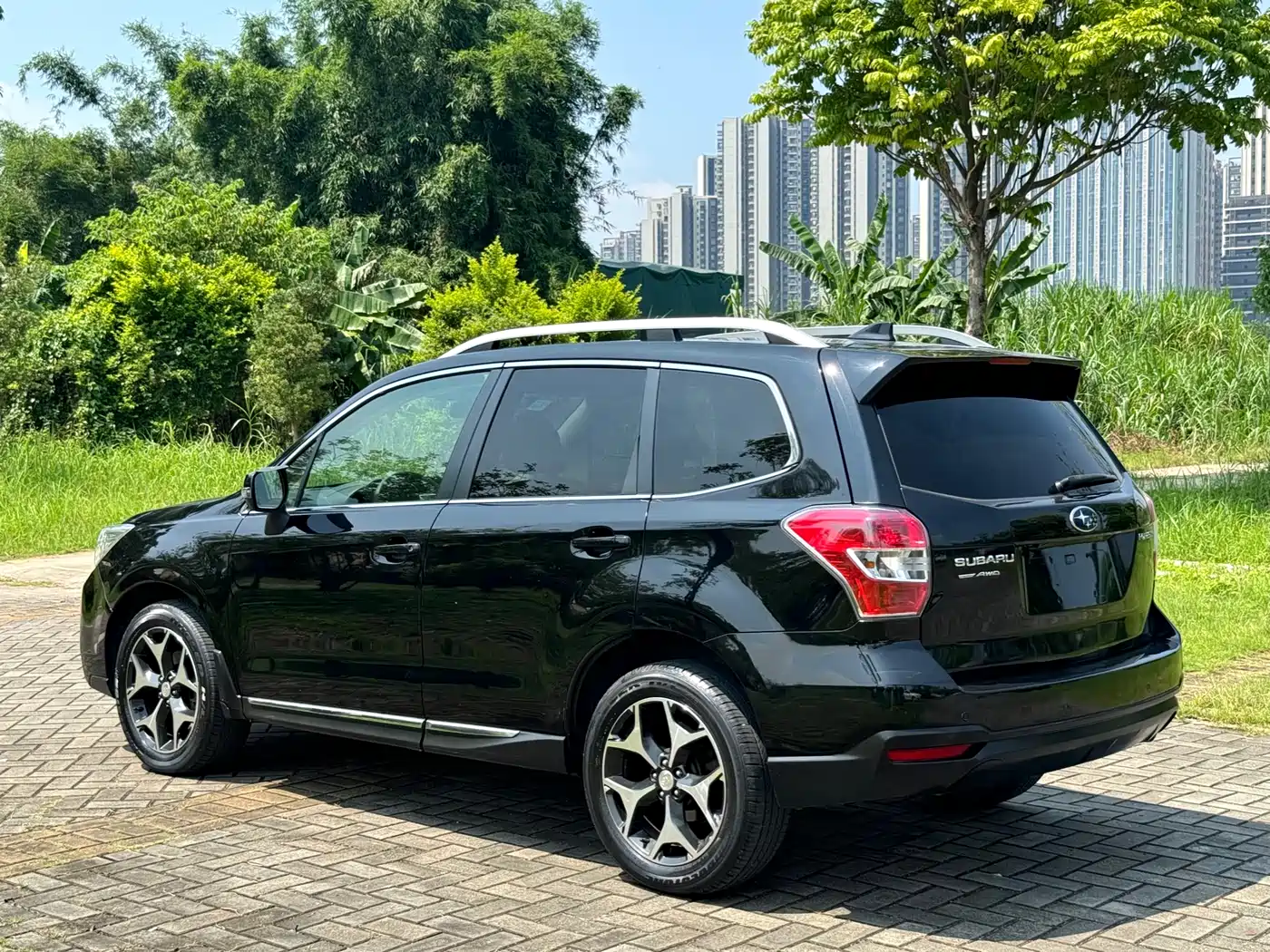 Subaru Forester 2015 2.0i Special Commemorative Edition фото 12
