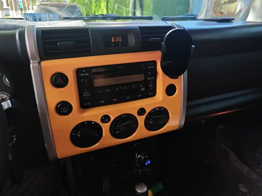 Toyota FJ Cruiser 2013 4.0L фото 13