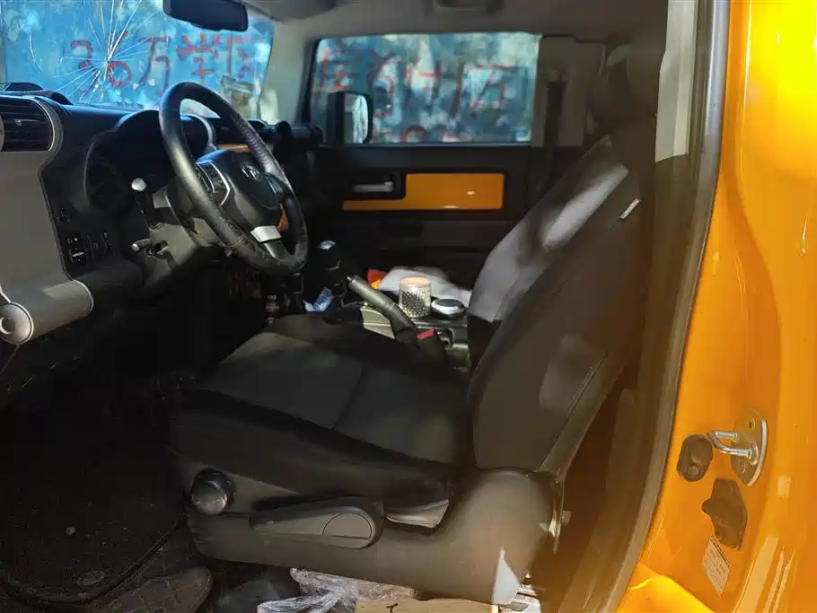 Toyota FJ Cruiser 2013 4.0L фото 9