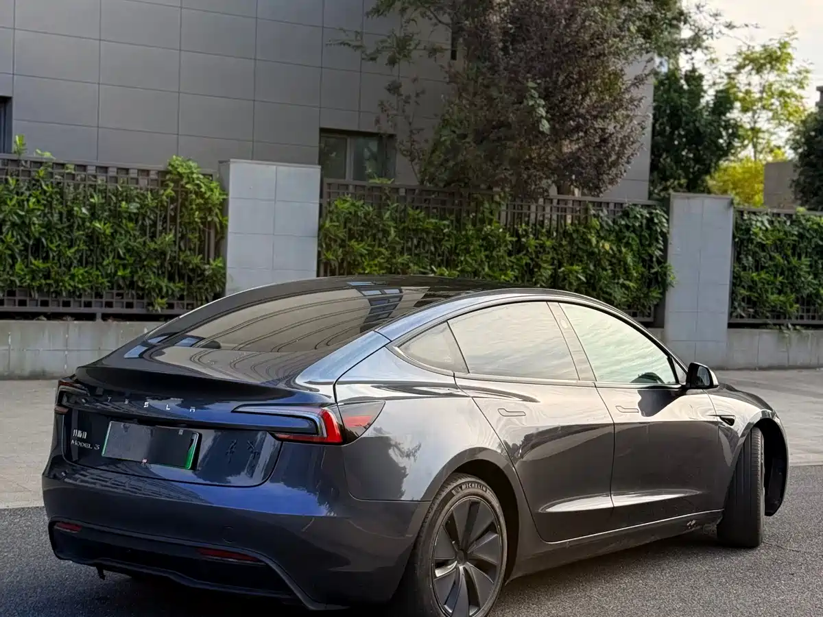Фото 4 - Tesla Model 3