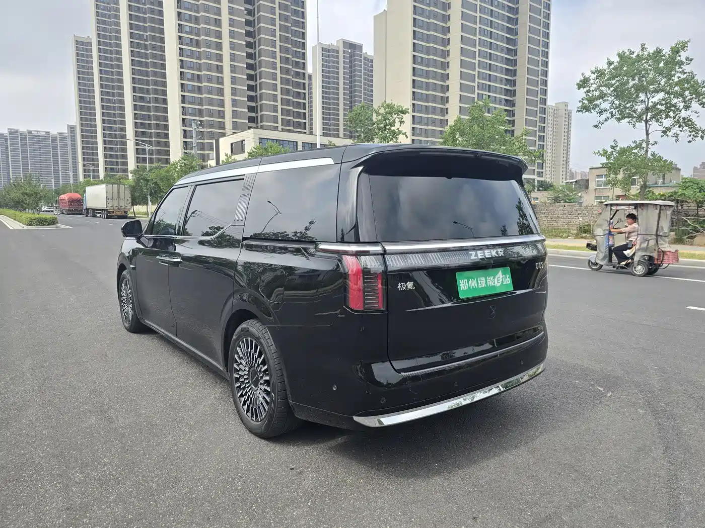 ZEEKR 009 2025 2024 6-seat Executive AWD 108kWh
