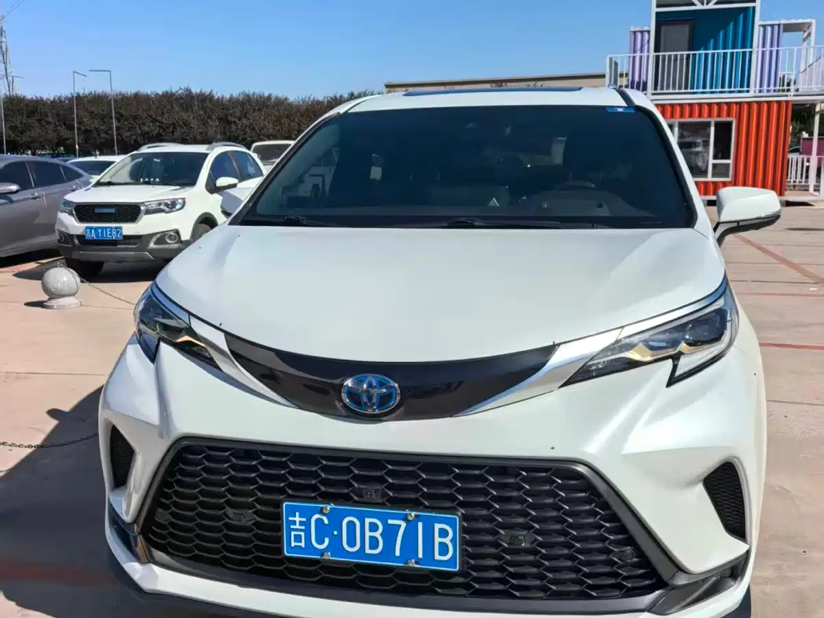 Фото 2 - Toyota Granvia