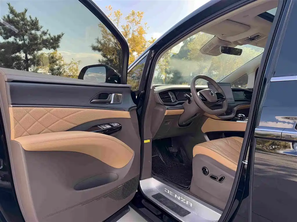 Denza D9 2023 2022 EV 600 4WD Prestige Model