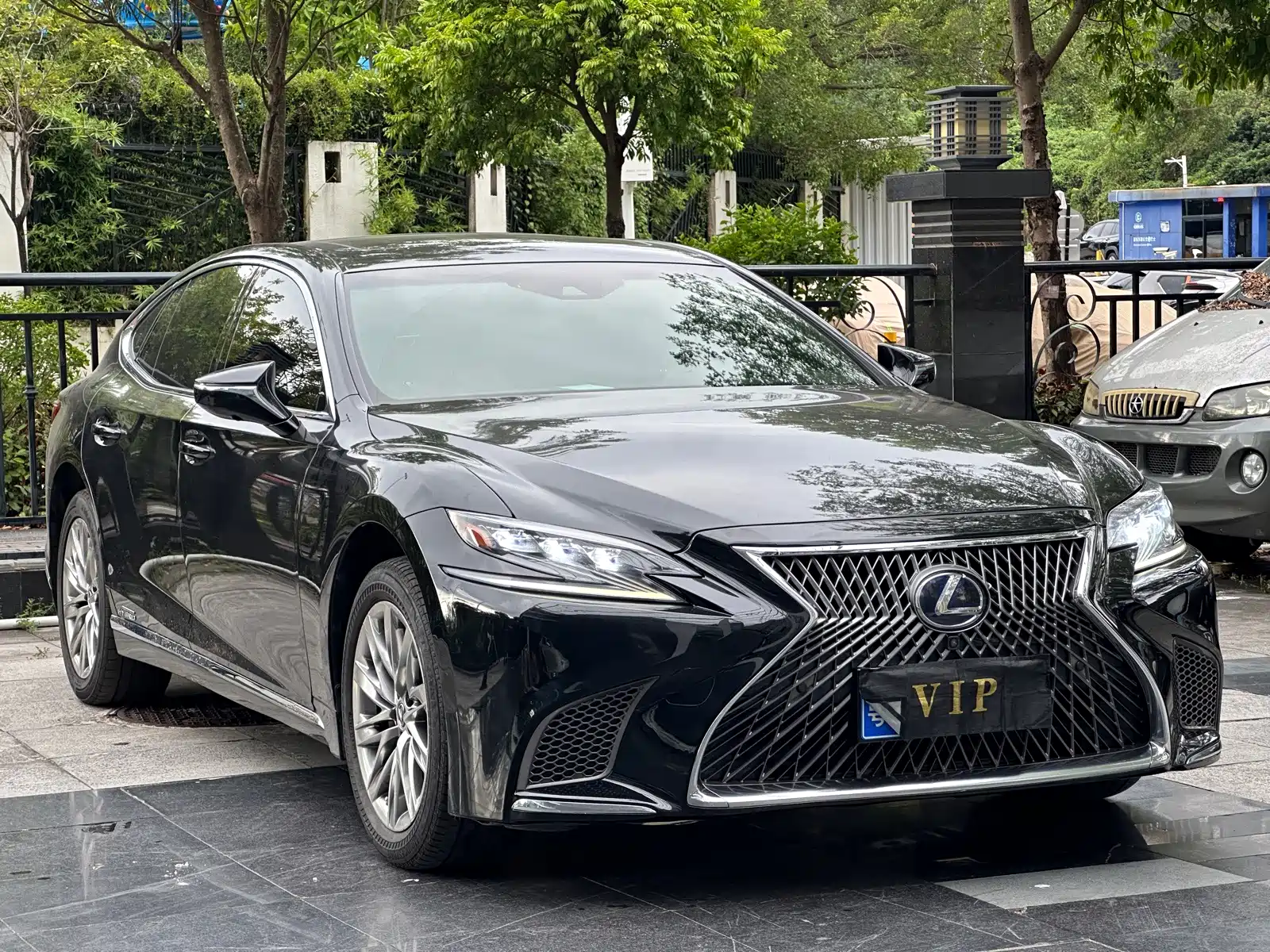 Фото 3 - Lexus LS