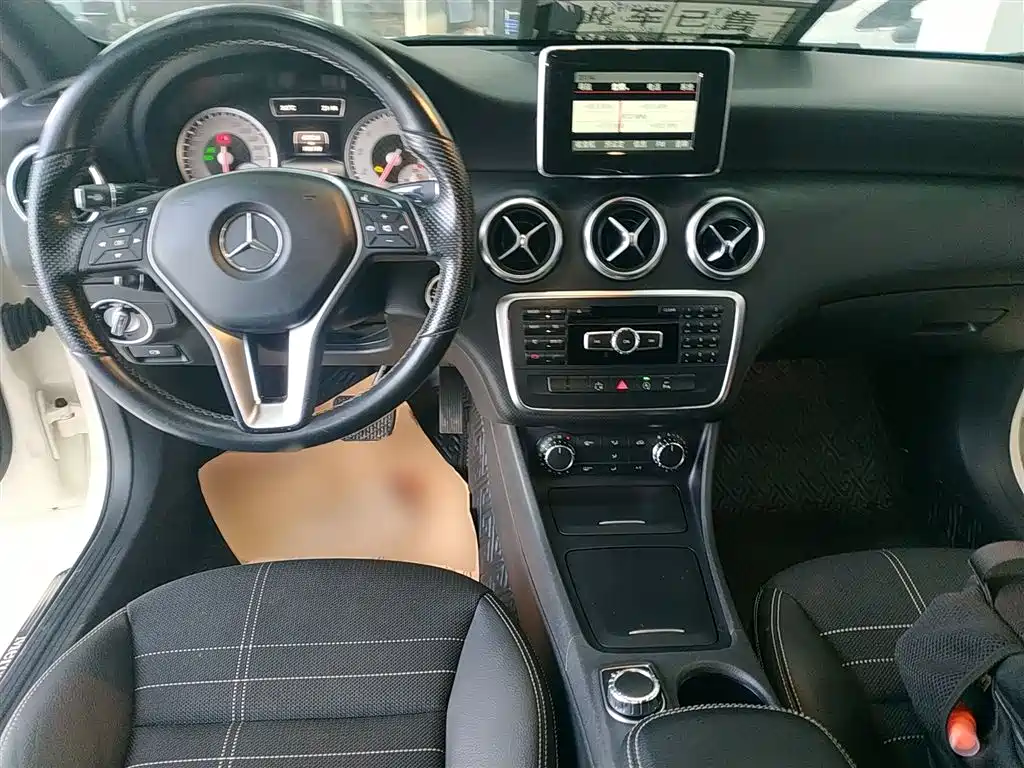 Mercedes-Benz A-Class (Import) 2015 A 200 Fashion фото 10