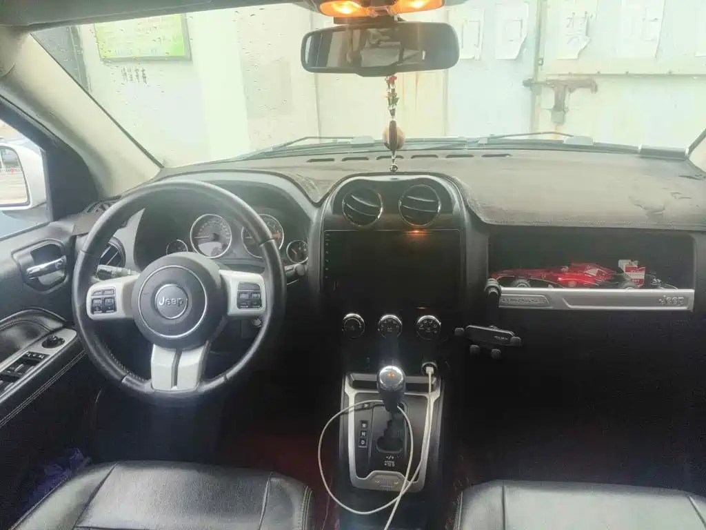 Photo 12 - Jeep Compass (Import)