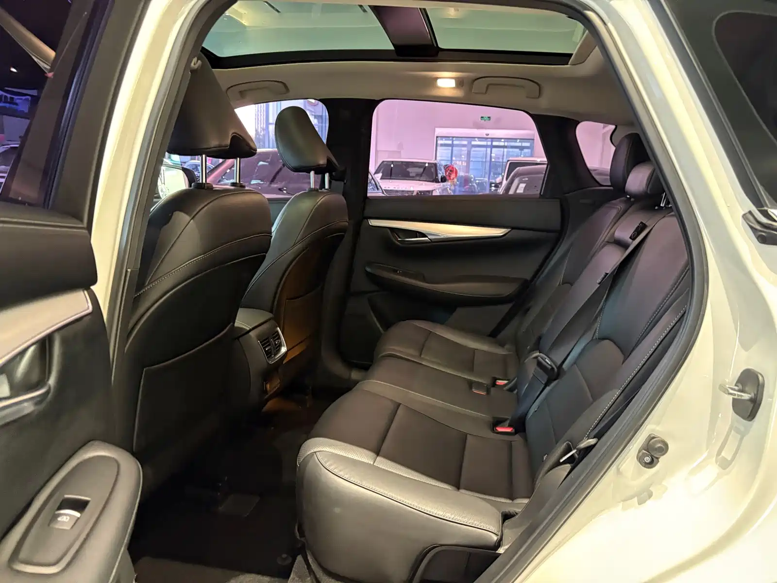 Photo 15 - Infiniti QX50