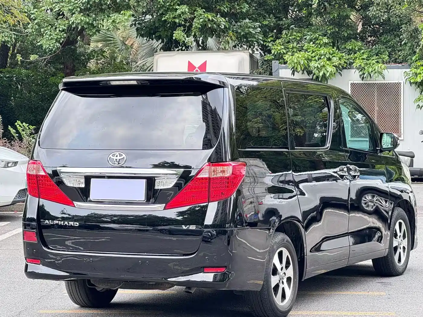 Toyota Alphard 2011 3.5L Luxury Edition фото 3