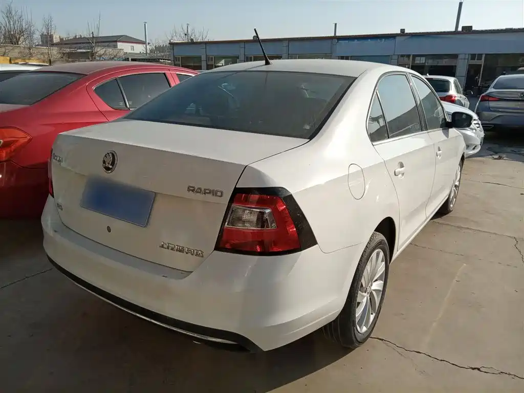 Škoda Rapid 2018 1.6L Automatic Comfort Edition фото 7