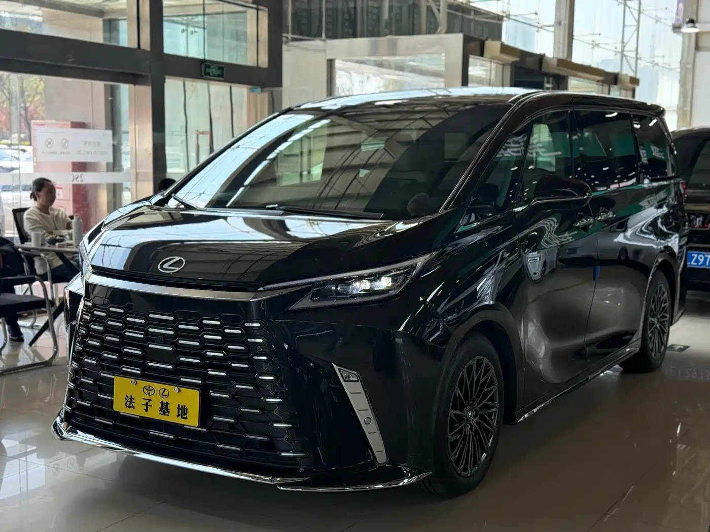 Lexus LM 2023 500h 6-Seater Prestige Edition фото 4