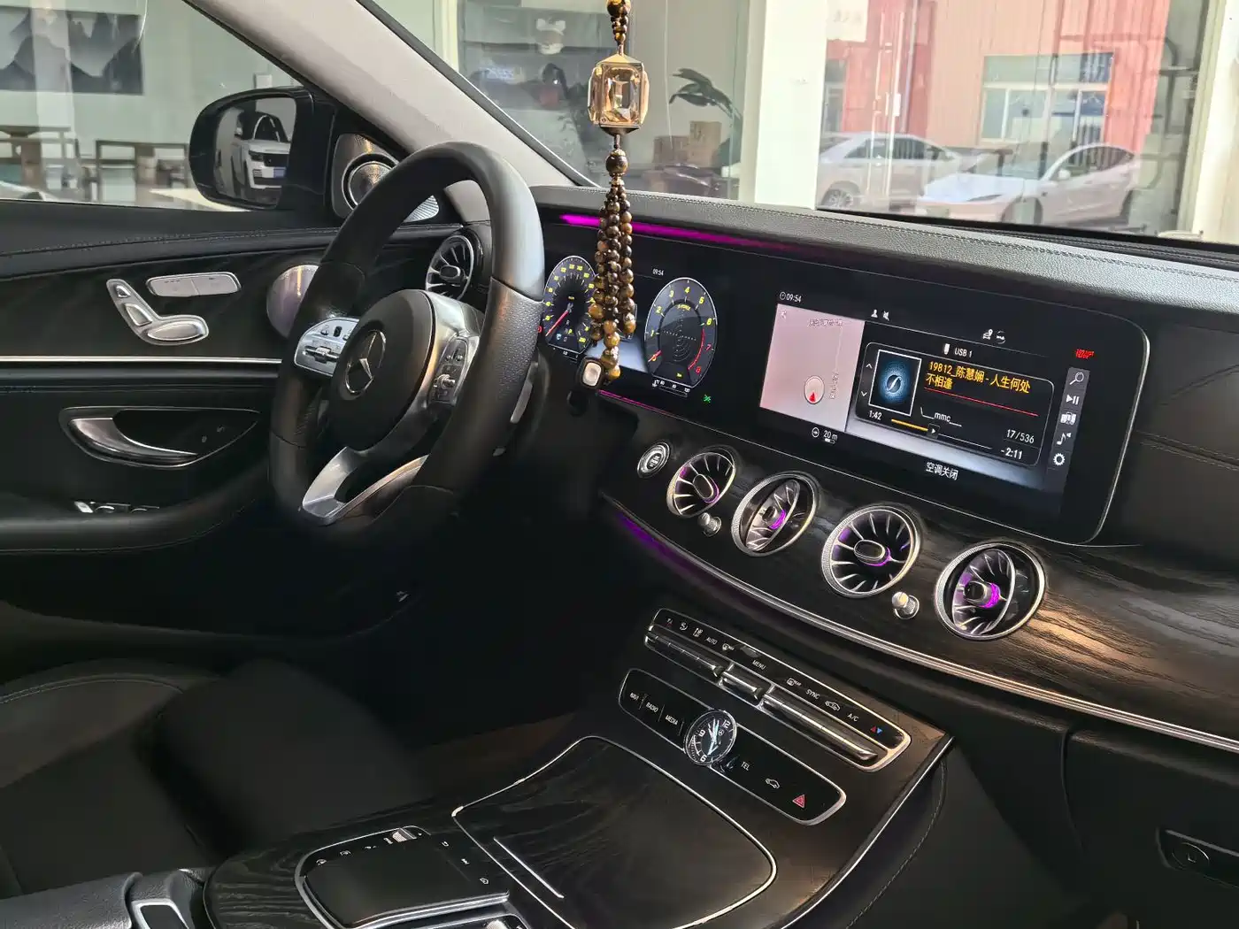 Фото 10 - Mercedes-Benz E-Class