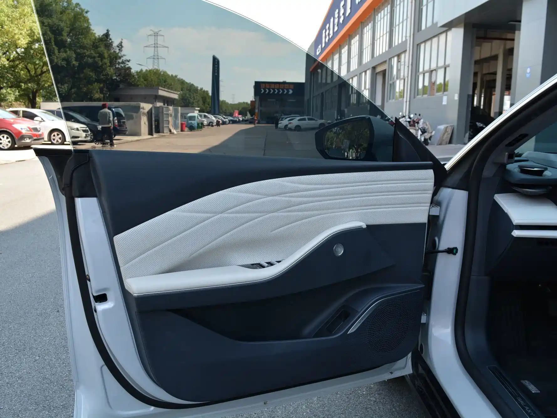 Photo 9 - Geely Galaxy Galaxy E8