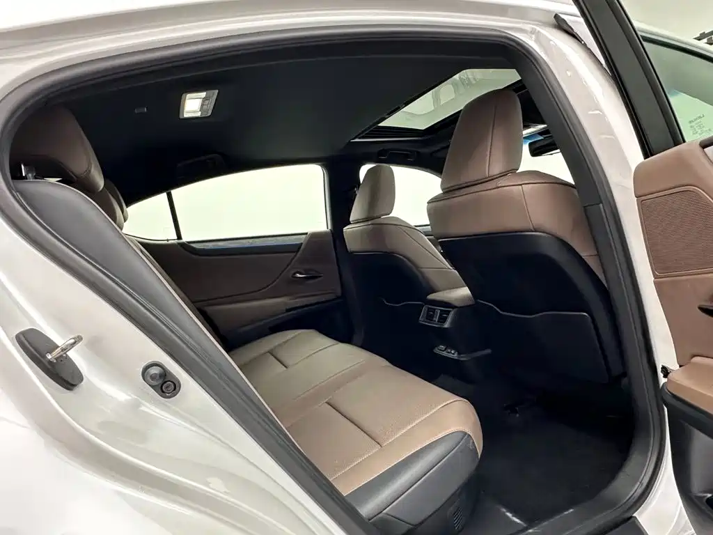 Lexus ES 2025 2025 300h Ultimate Edition