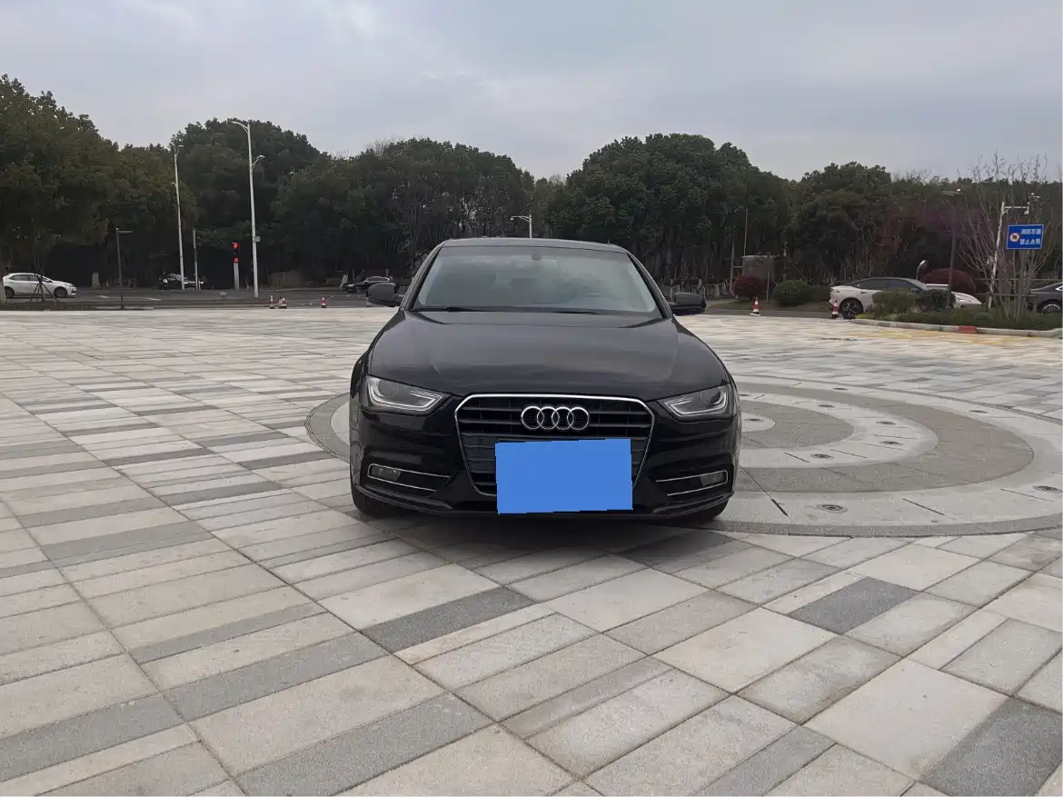 Audi A4L 2013 35 TFSI Automatic Comfort фото 3