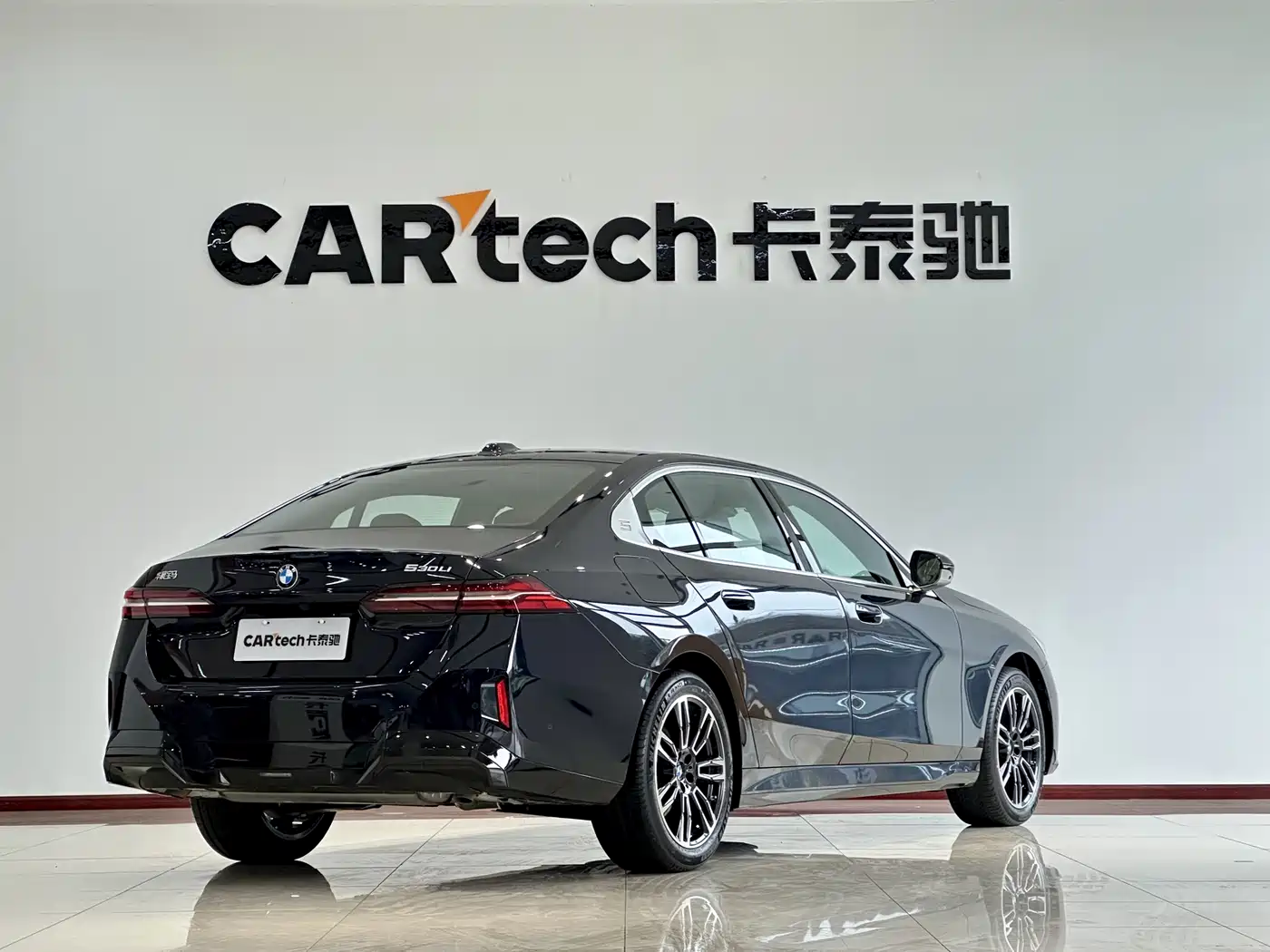 BMW 5 Series 2026 530Li Leading M Sport Package фото 21