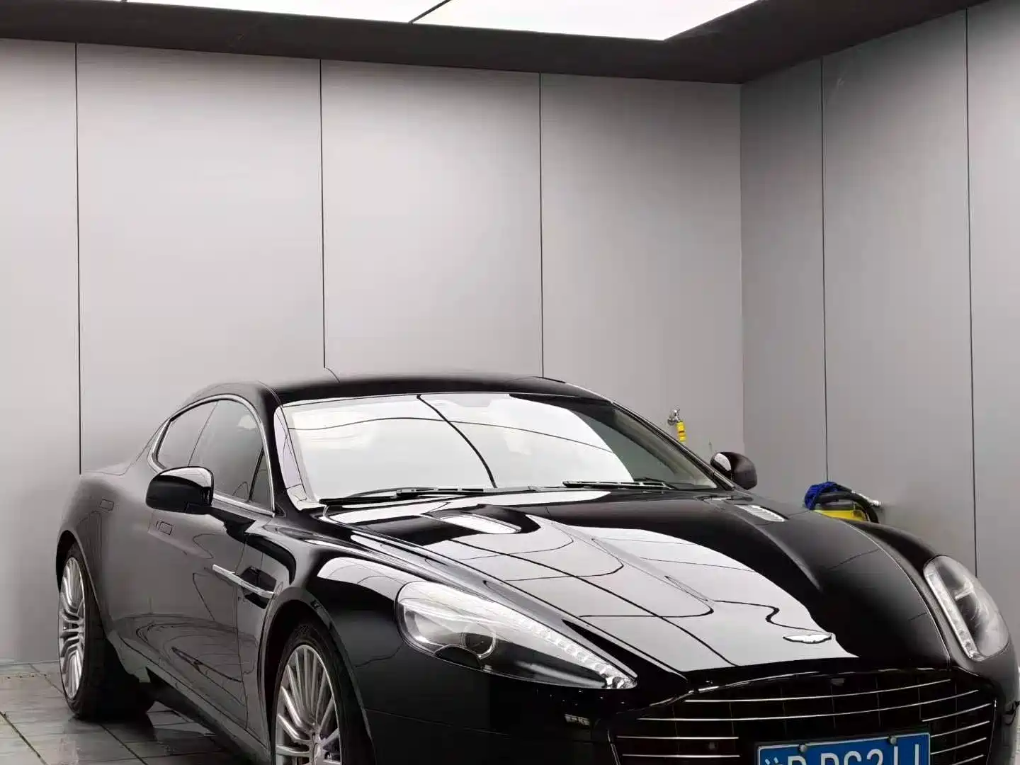 Фото 3 - Aston Martin Rapide