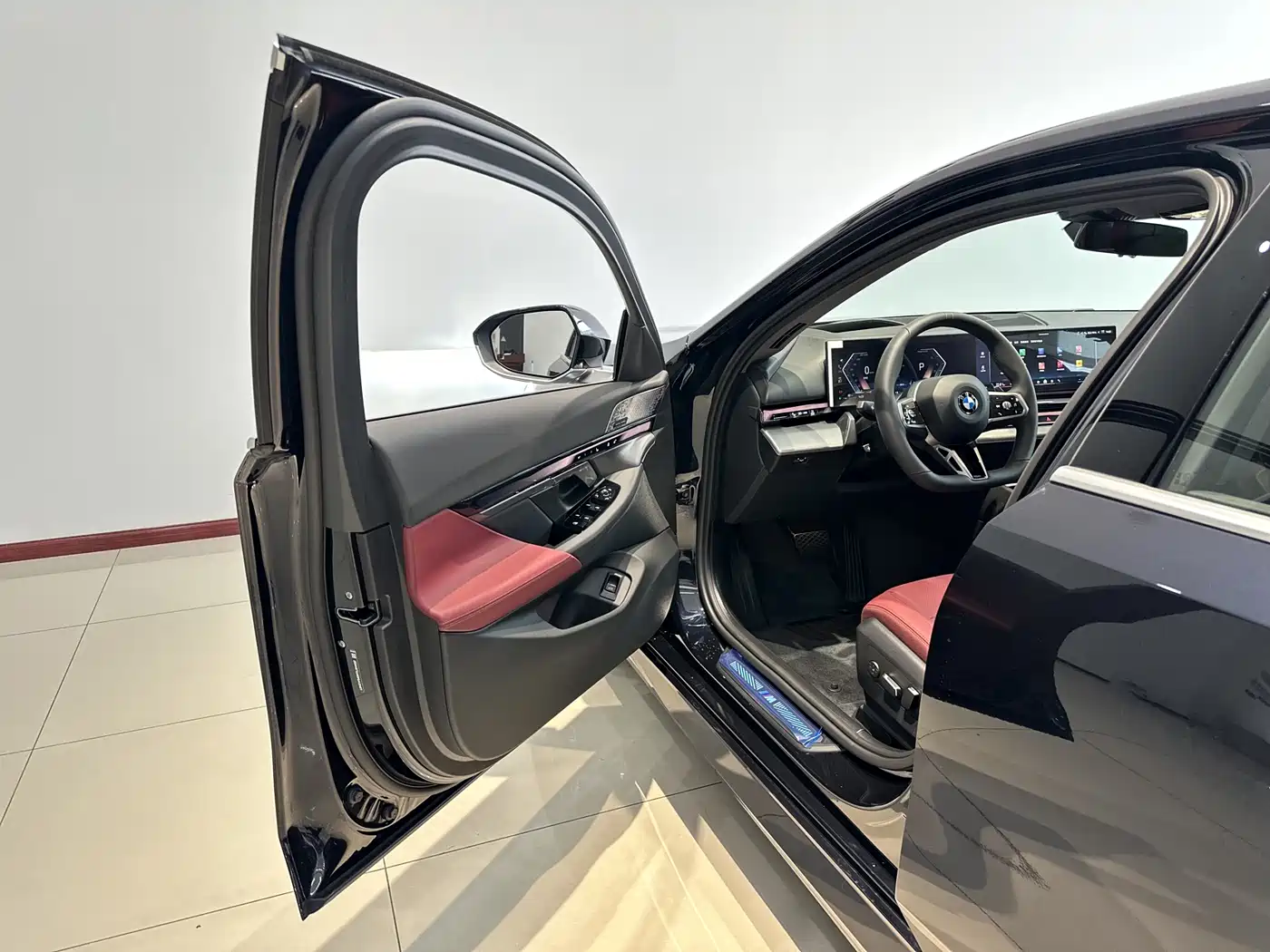 BMW 5 Series 2026 530Li Leading M Sport Package фото 12