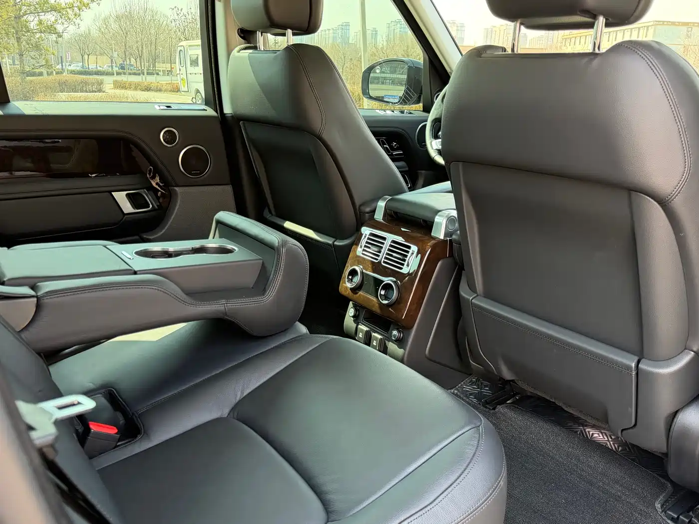 Land Rover Range Rover 2022 3.0 L6 360PS Golden Age Edition фото 16