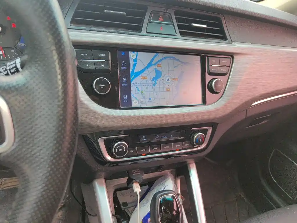 Фото 10 - Geely Vision X3