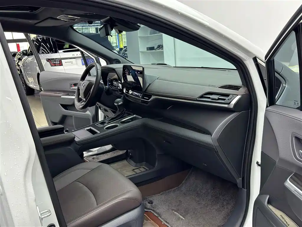 Toyota Sienna 2023 2.5L Hybrid Platinum Edition фото 8