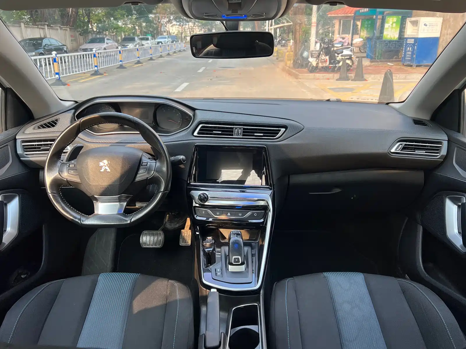 صورة 9 - Peugeot 308