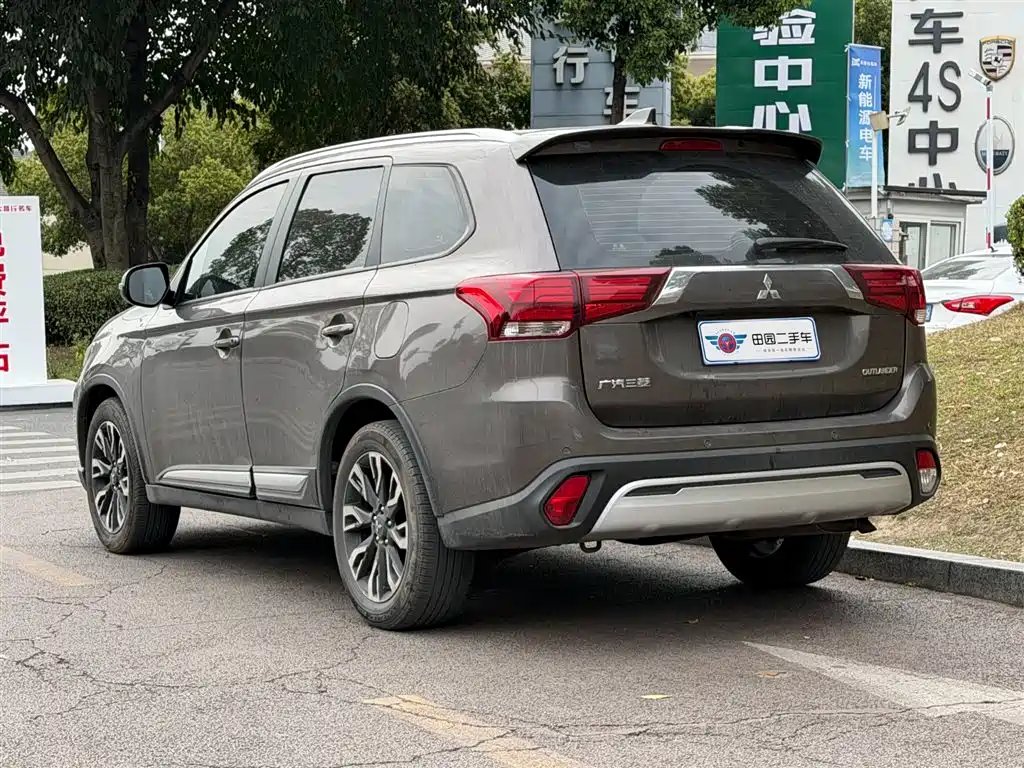 Mitsubishi Outlander 2020 2.0L 2WD Premium 7-seater фото 5