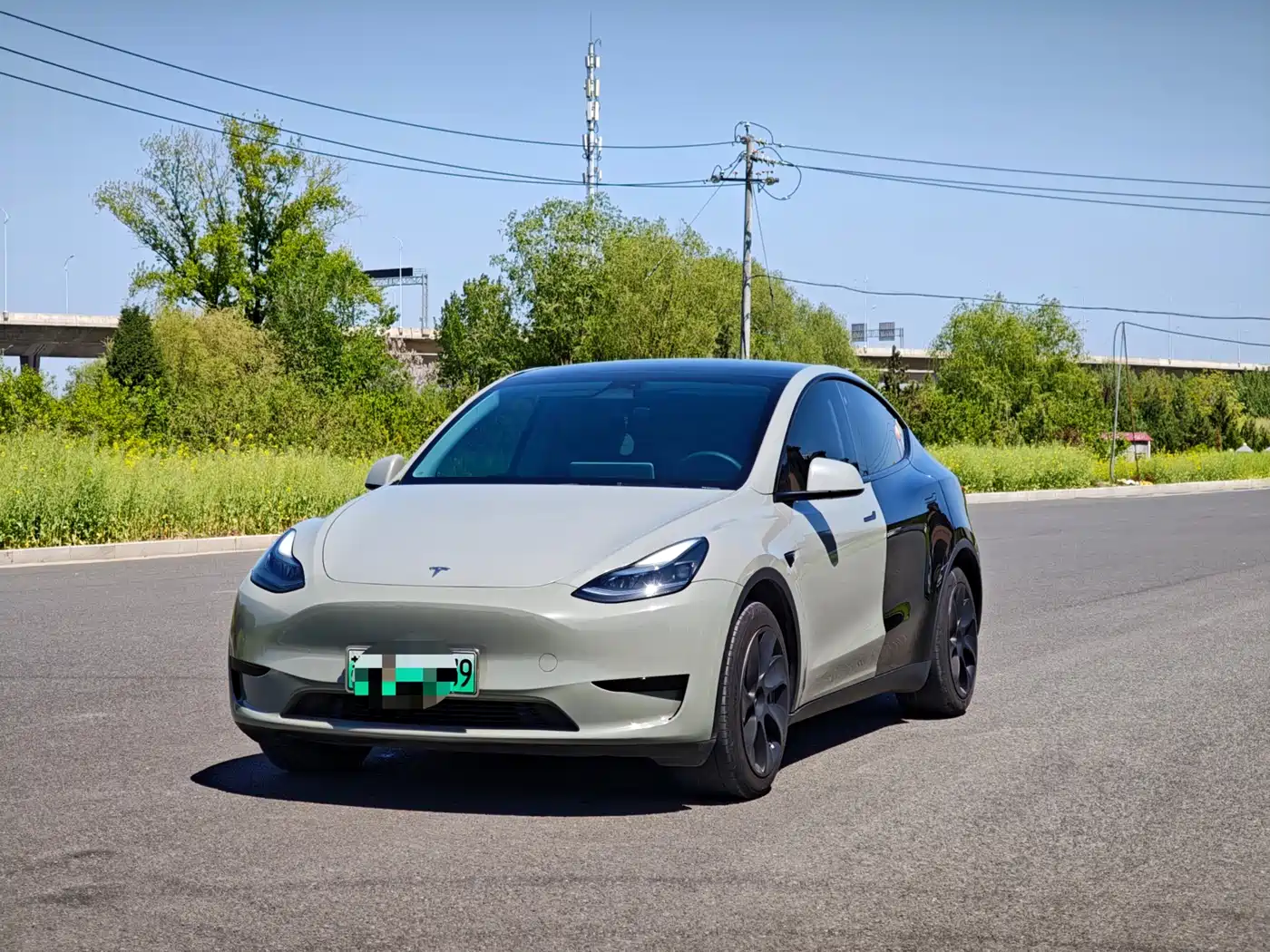 TESLA MODEL Y