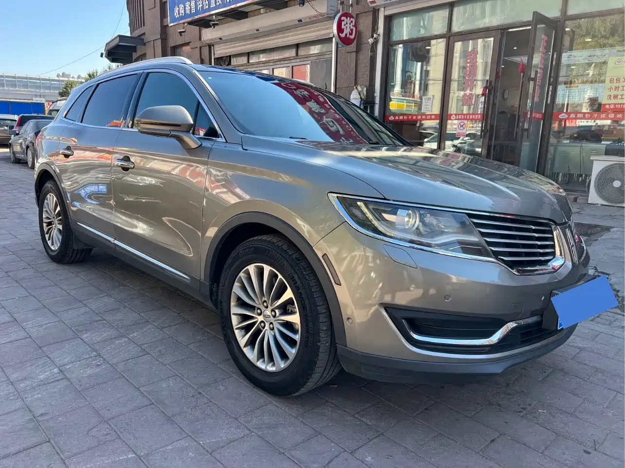 Photo 3 - Lincoln MKX