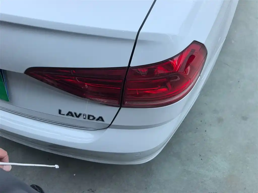 Volkswagen Lavida 2017 1.6L Automatic Comfort Edition фото 8
