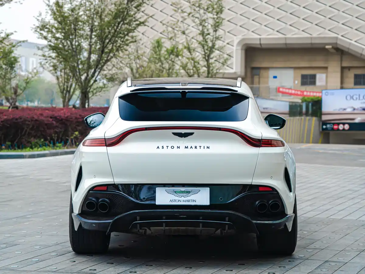 ASTON MARTIN DBX