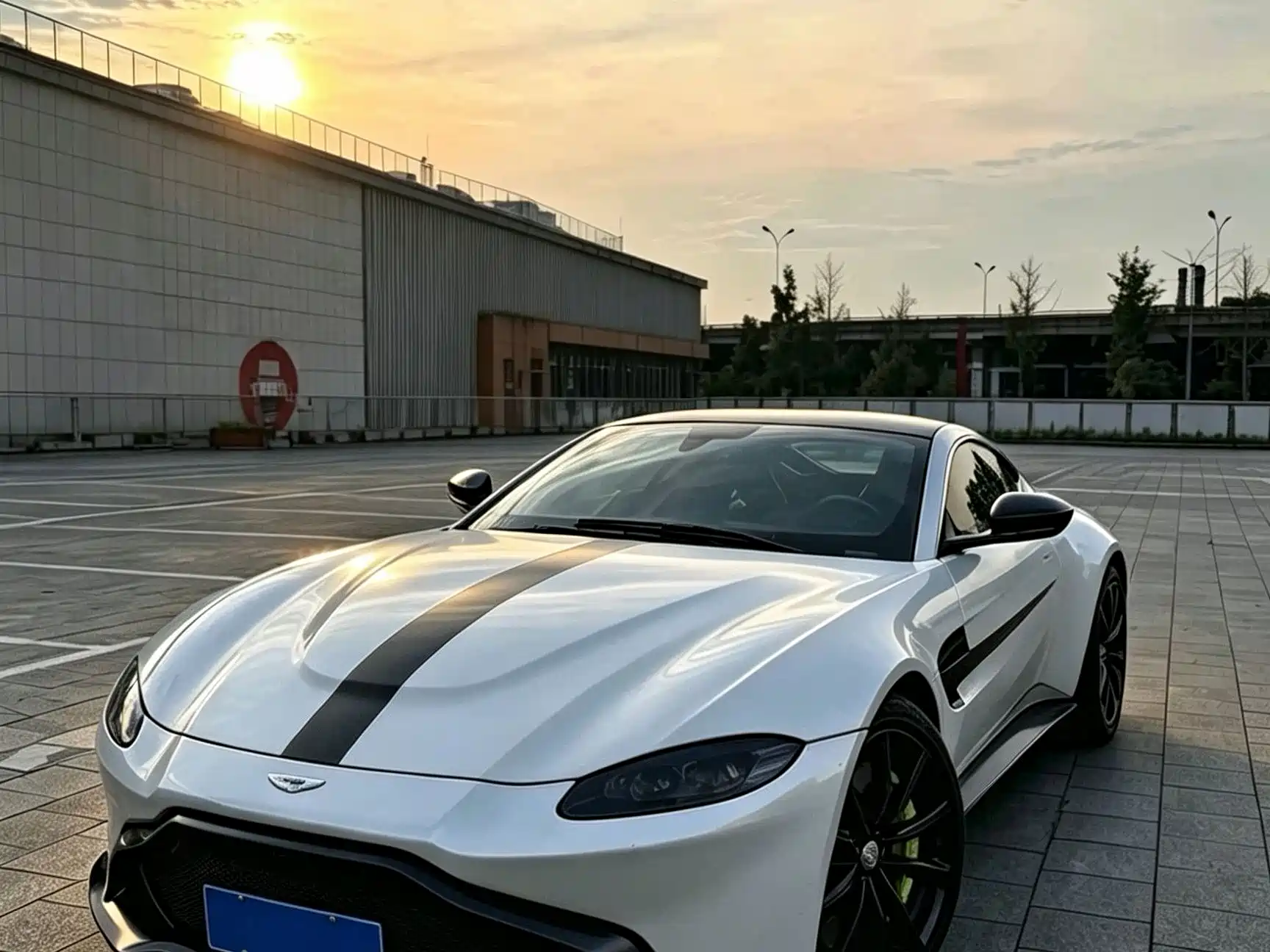 Фото 1 - Aston Martin Vantage