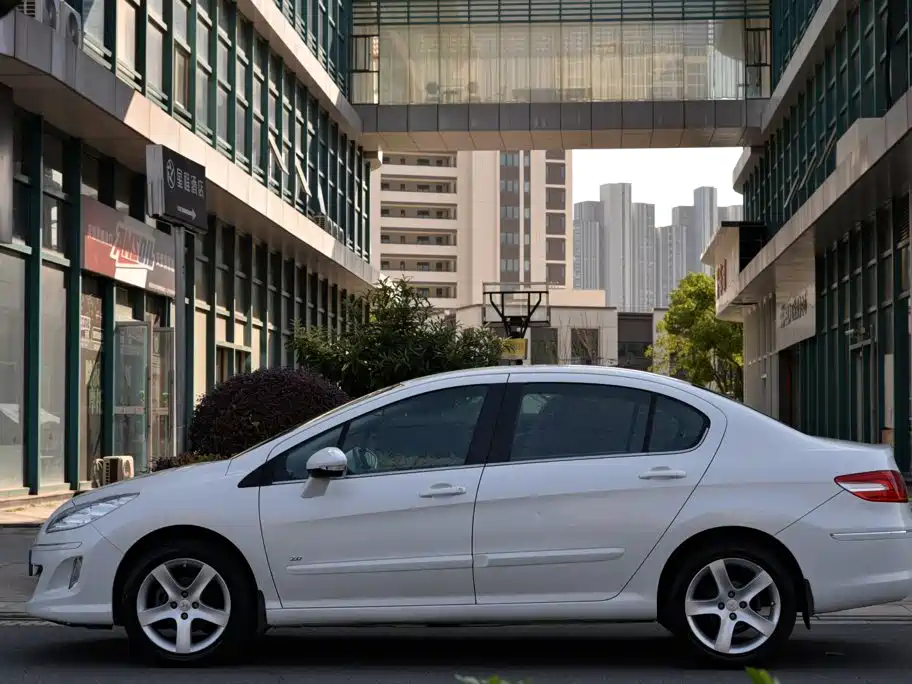 صورة 2 - Peugeot 408