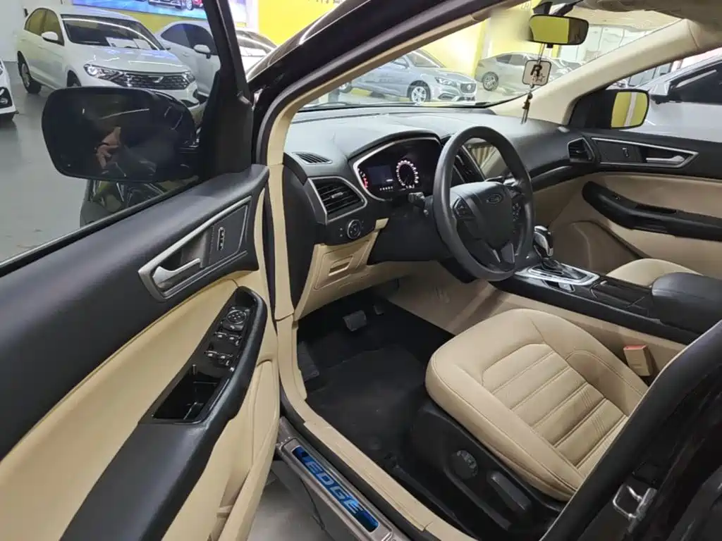 Фото 16 - Ford Edge