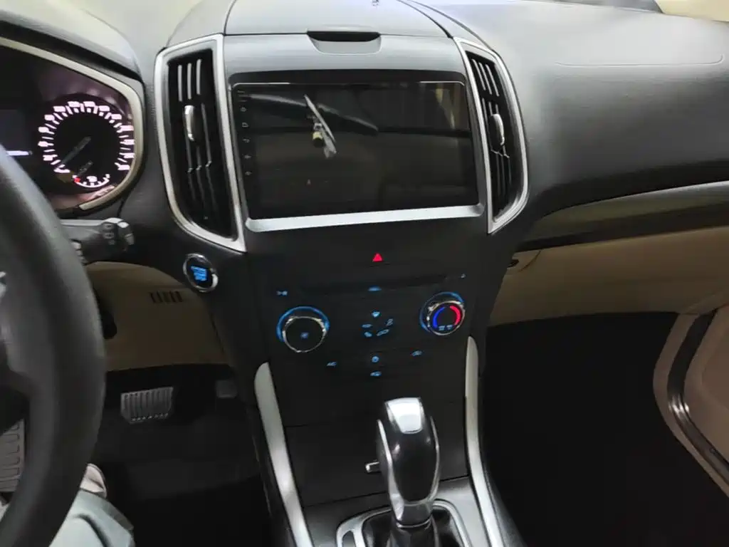 Фото 13 - Ford Edge