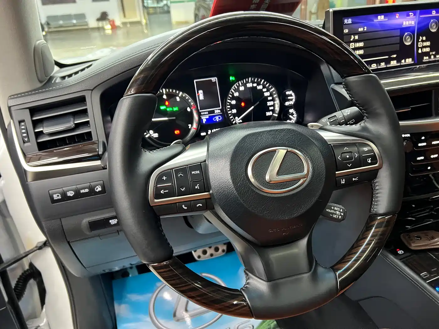 Фото 17 - Lexus LX
