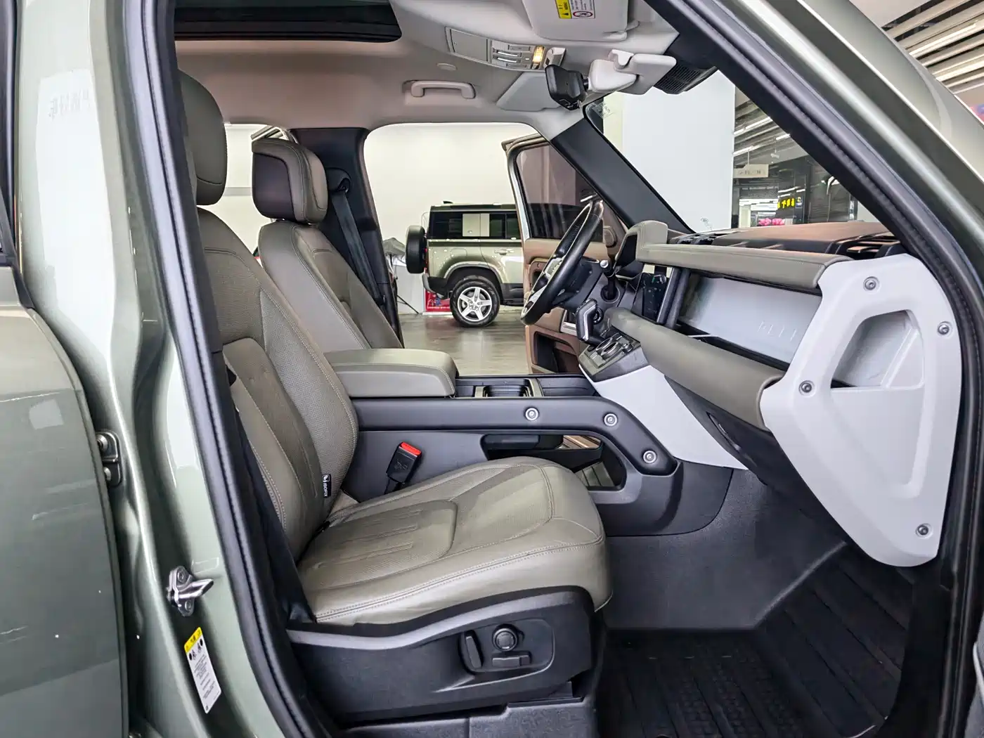 Land Rover Defender 2020 Model 110 P400 HSE фото 18