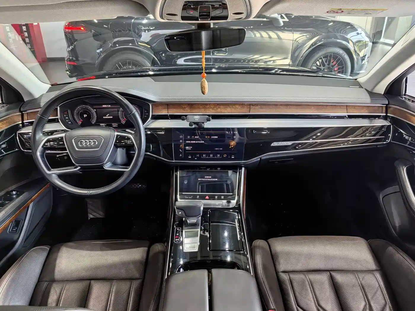 Photo 18 - Audi A8