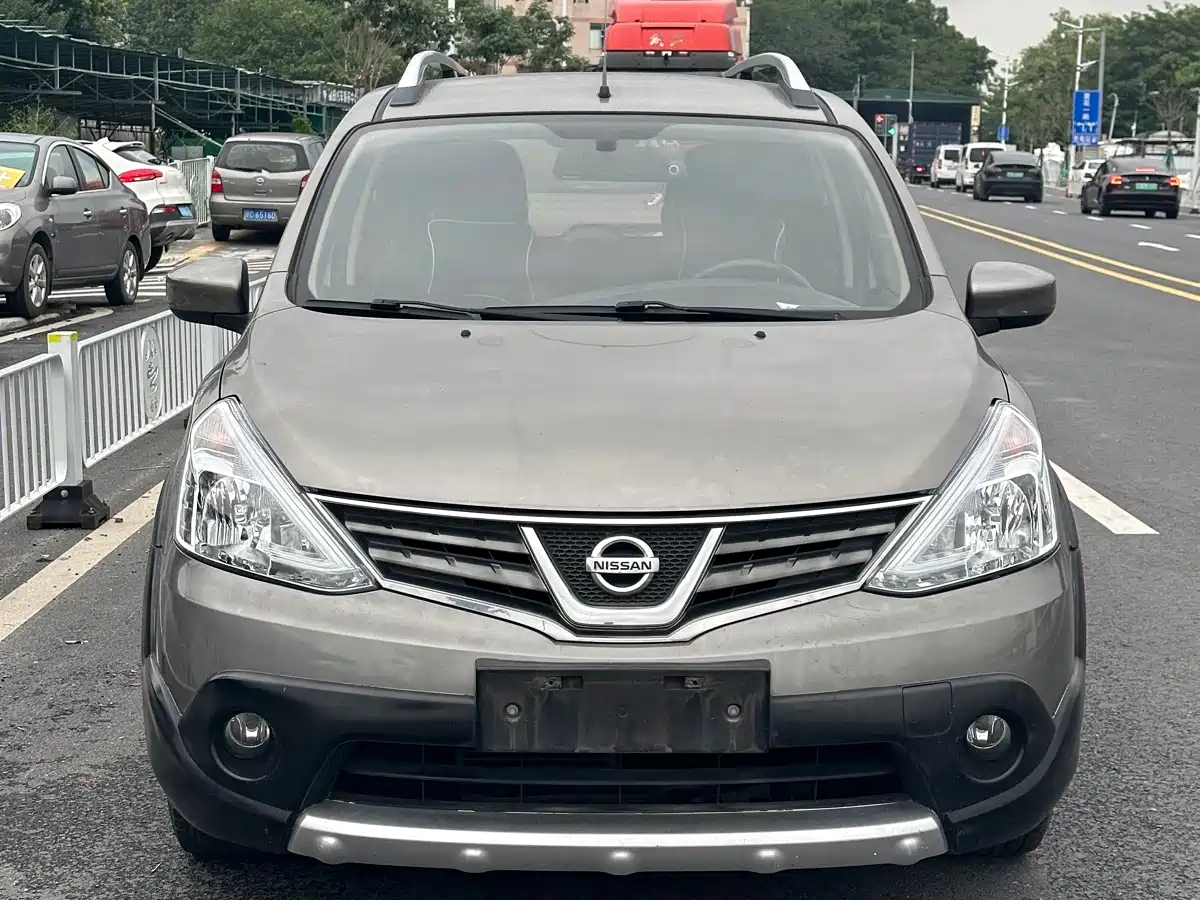 Фото 2 - Nissan Livina