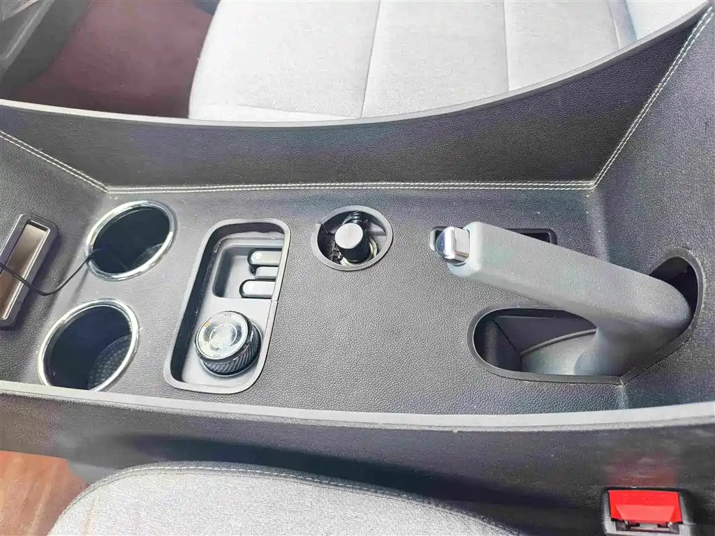 Wuling Motors Wuling Yangguang 2025 2024 300km Comfort Passenger Version 60kW
