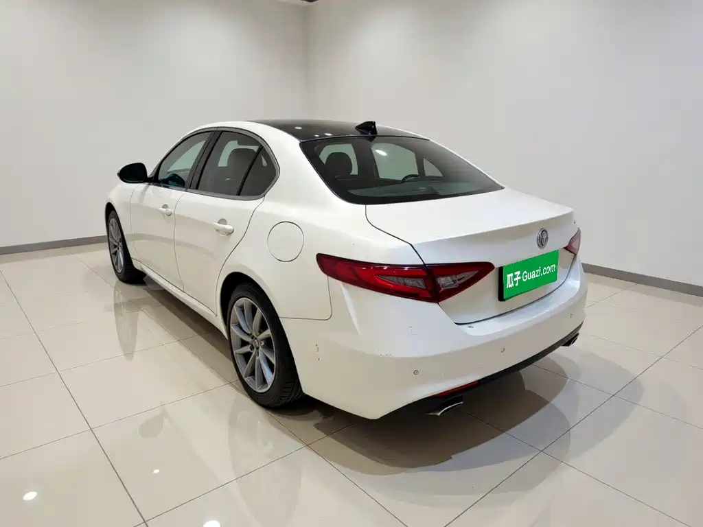 Alfa Romeo Giulia 2017 2017 2.0T 200HP Luxury Edition