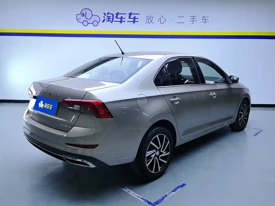 Фото 3 - Škoda Rapid