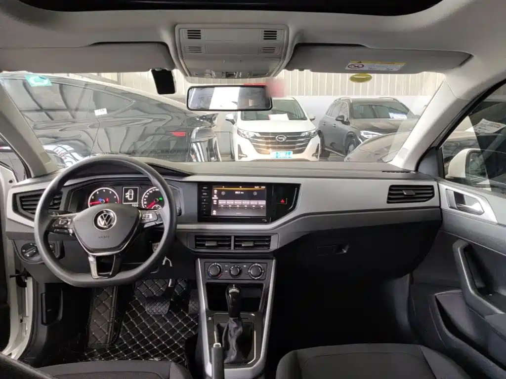 VOLKSWAGEN POLO
