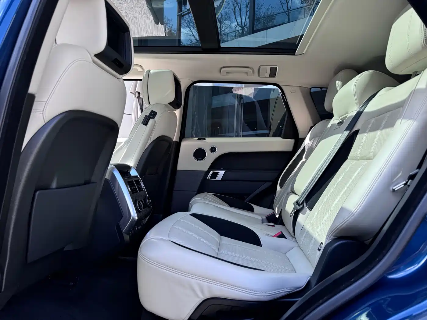 Land Rover Range Rover Sport 2022 3.0 L6 Indigo Flowing Light Edition фото 10