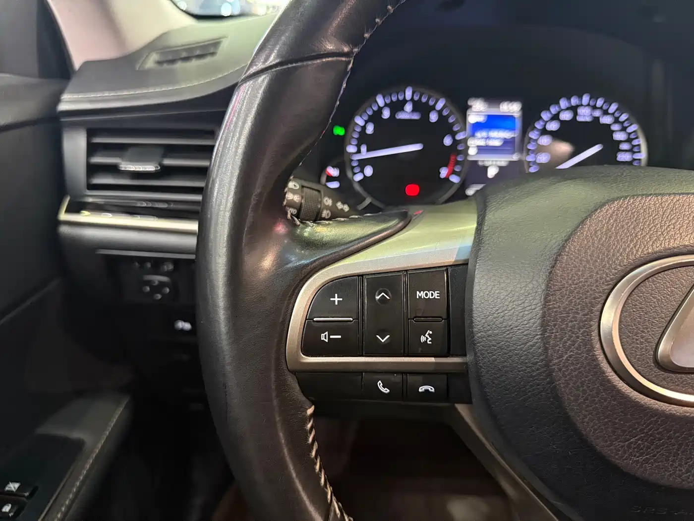 Фото 8 - Lexus ES