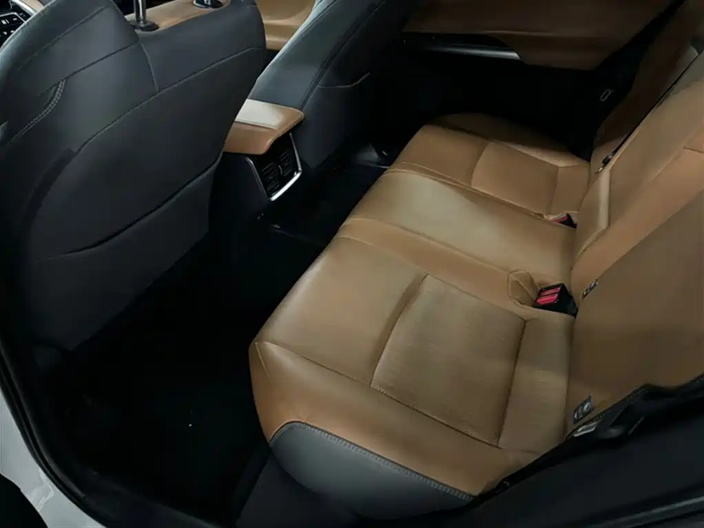 Toyota Venza 2023 2.0L CVT FWD Premium фото 10