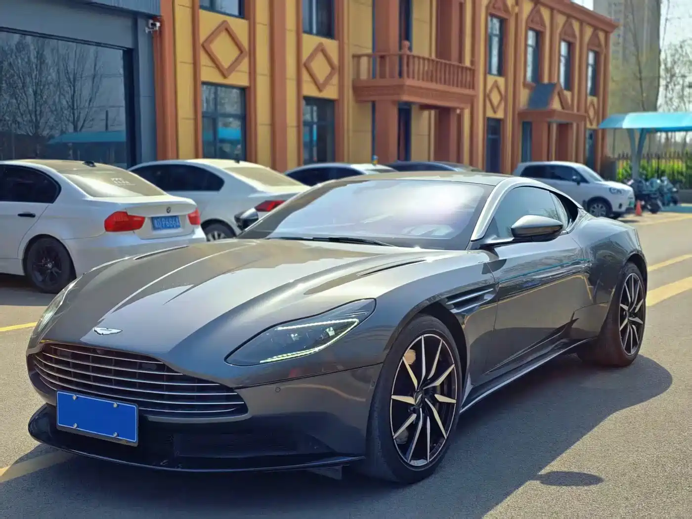 ASTON MARTIN DB11