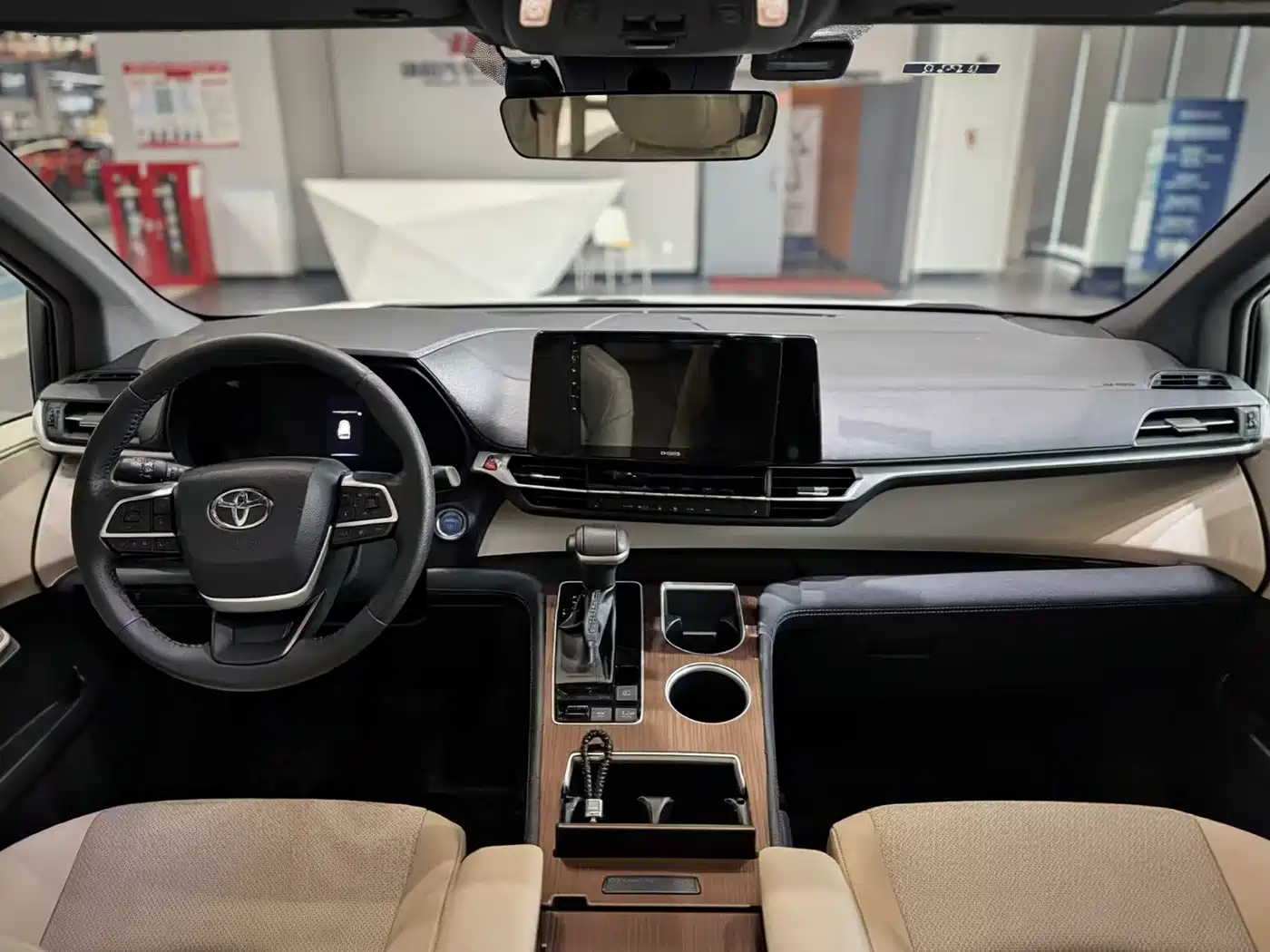 Toyota Sienna 2023 2.5L Hybrid Luxury Edition фото 7