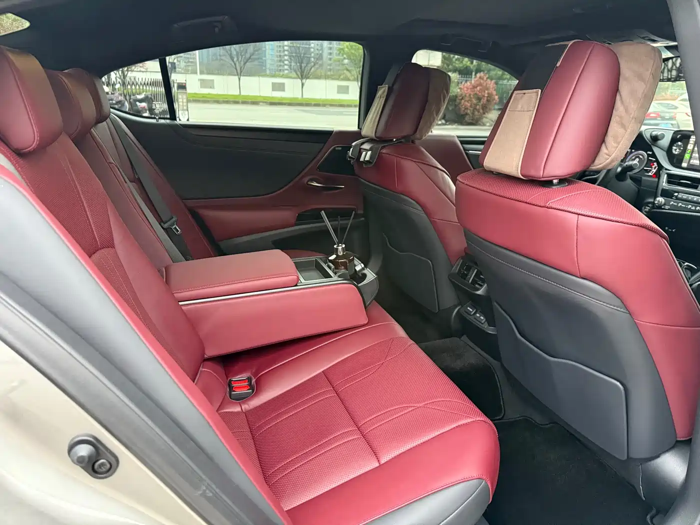 Lexus ES 2022 300h Silver Limited Edition фото 7