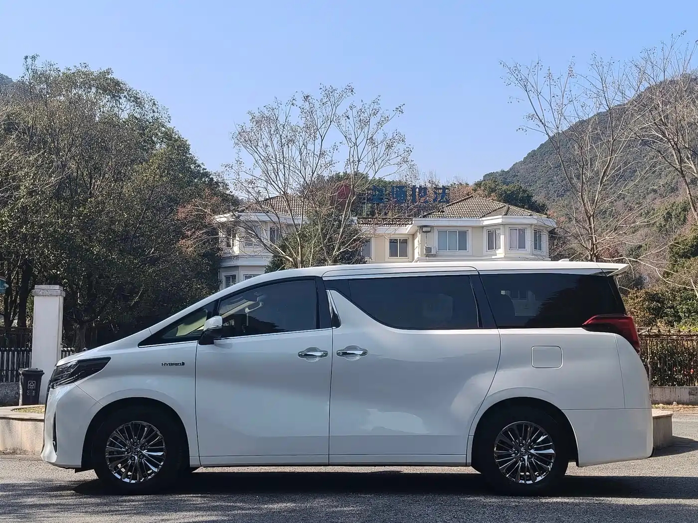 Toyota Alphard 2021 Hybrid 2.5L Luxury фото 6